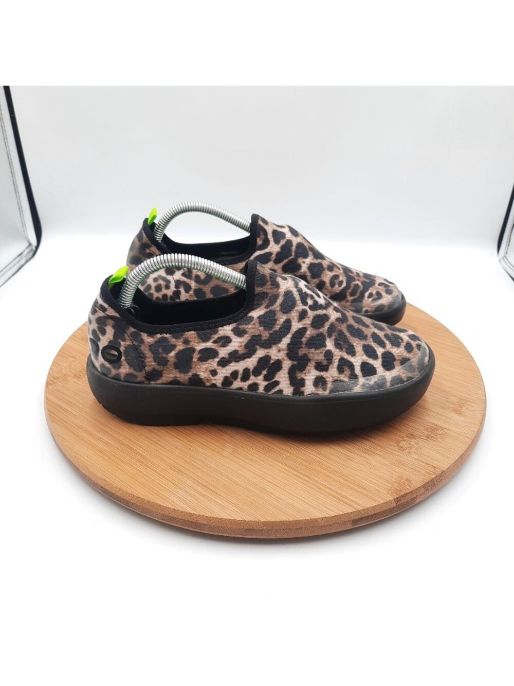 OOfos OOmg EeZee Womens Size 6 Shoes Cheetah Print Slip On Recovery Gym Sneakers